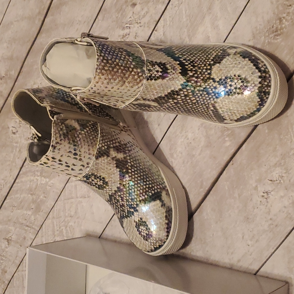 Girls size 2 Jwanda snake print zip sneaker shoes